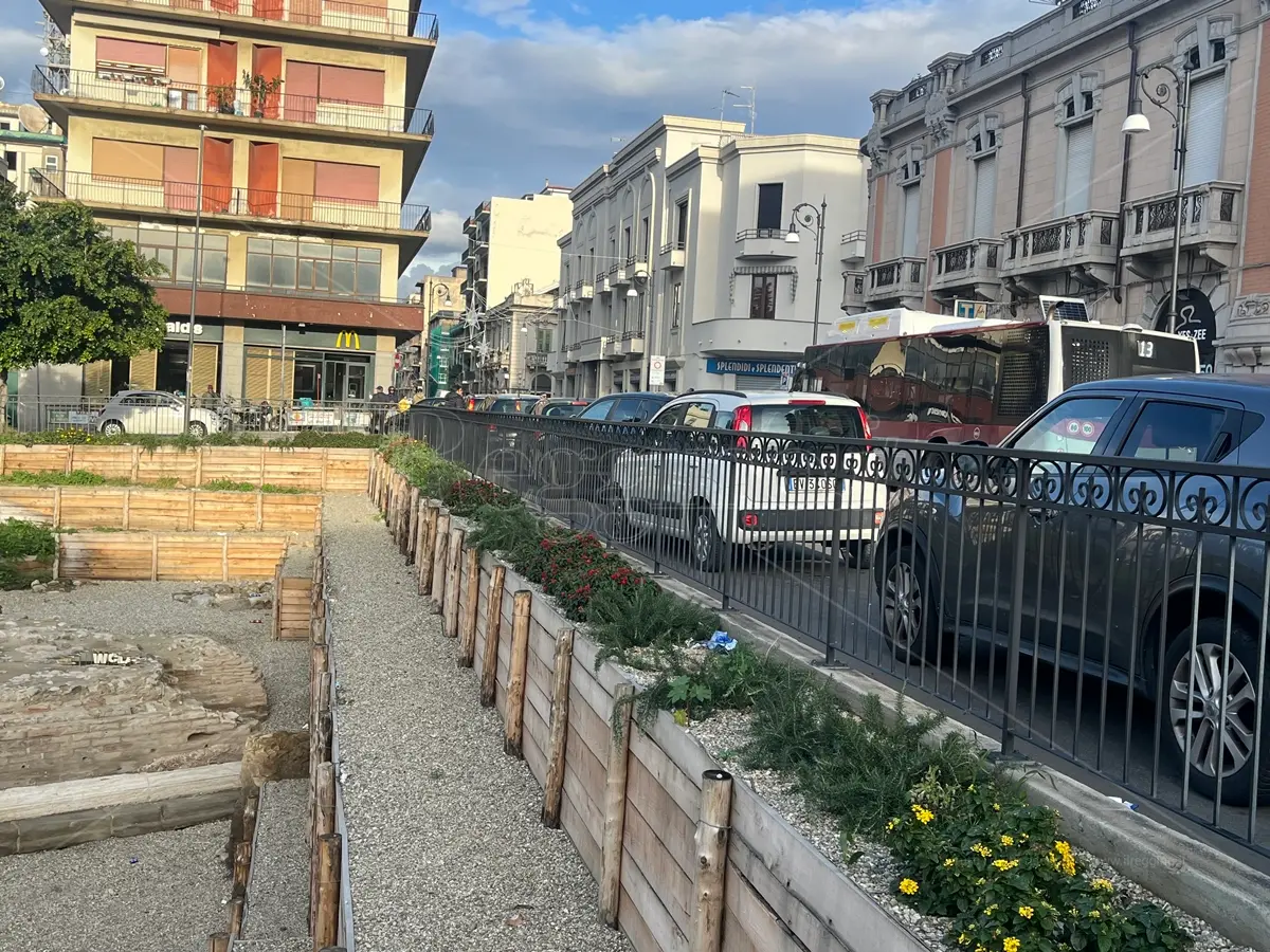 Lavori terminati ma nessuna apertura al pubblico, l'area archeologica di Piazza Garibaldi rimane off limits per turisti e reggini
