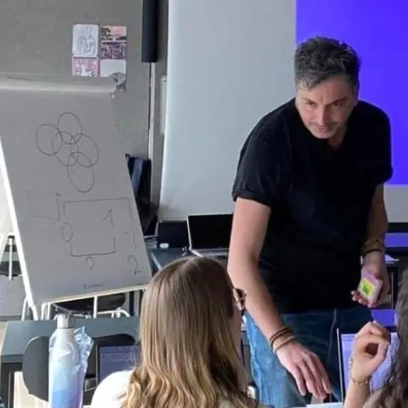 La scuola italiana resiste: la libertà di insegnamento come ultimo baluardo contro mode e pressioni esterne\n