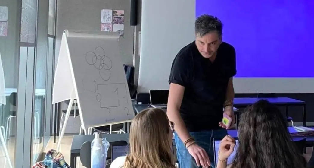 La scuola italiana resiste: la libertà di insegnamento come ultimo baluardo contro mode e pressioni esterne\n