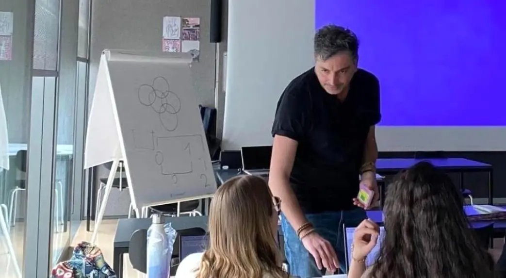 La scuola italiana resiste: la libertà di insegnamento come ultimo baluardo contro mode e pressioni esterne\n