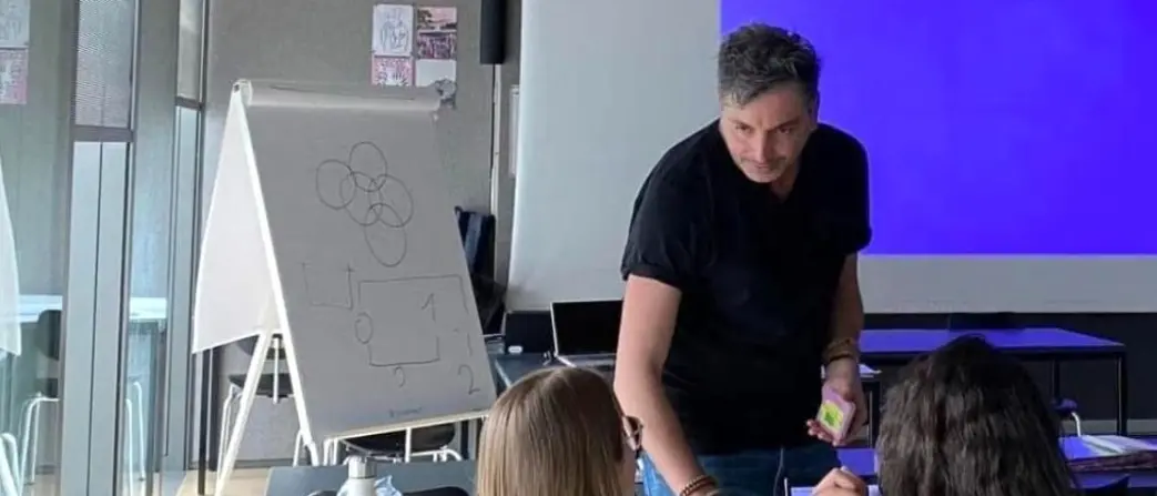 La scuola italiana resiste: la libertà di insegnamento come ultimo baluardo contro mode e pressioni esterne\n