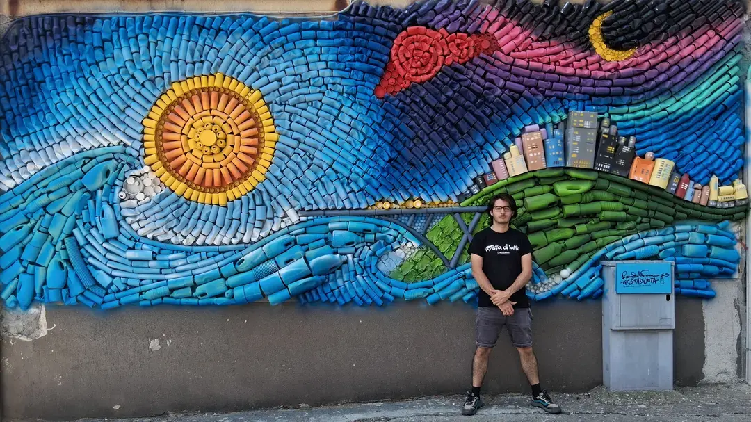 Da assistente di volo a “Testa di Latta”: così Rocco Del Franco reinventa l’arte in Calabria (e Spagna) tra lattine e\u00A0mosaici\n