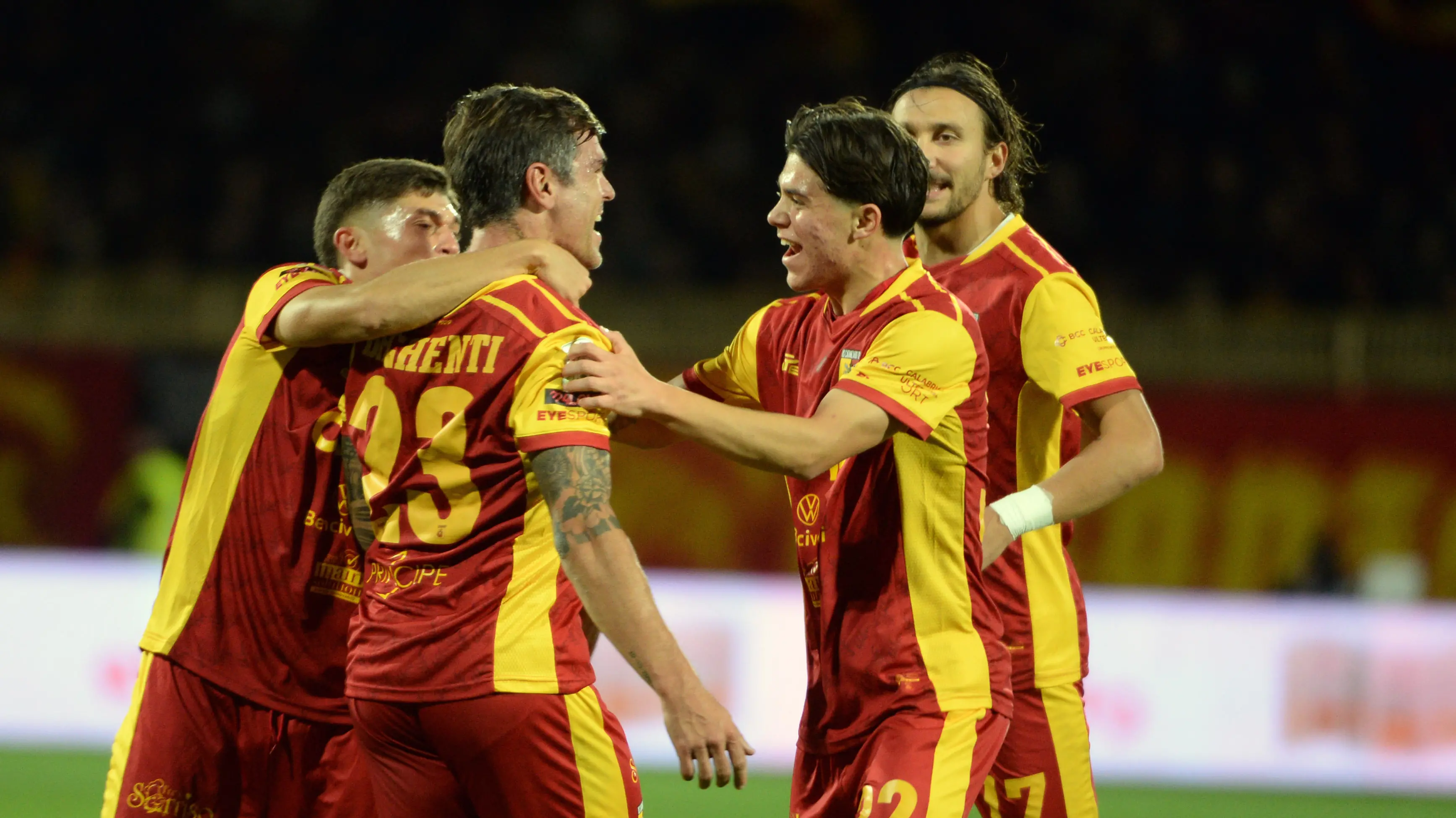BRIGHENTI NICOLO ESULTANZA durante la partita tra Catanzaro e Venezia del Campionato italiano di calcio Serie BKT 2025/2026 - Stadio Nicola Ceravolo. Catanzaro , Italia - 02 nov 2025 - Sport calcio during US Catanzaro vs Pescara Calcio, Italian soccer Serie B match in Catanzaro, Italy, November 21 2025