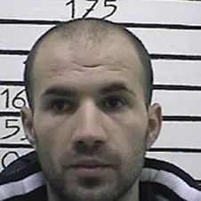 Detenuto sega le sbarre della finestra e si cala giù con le lenzuola annodate: fuga da film dal carcere di Opera\n