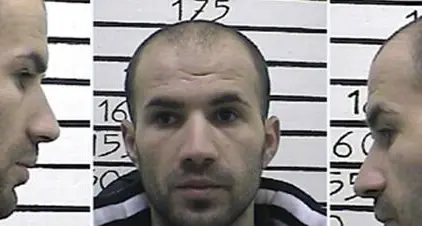 Detenuto sega le sbarre della finestra e si cala giù con le lenzuola annodate: fuga da film dal carcere di Opera\n