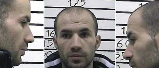 Detenuto sega le sbarre della finestra e si cala giù con le lenzuola annodate: fuga da film dal carcere di Opera\n