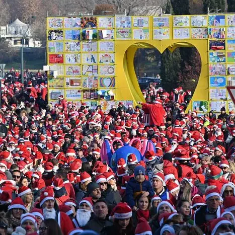 A Torino centinaia di Babbi Natale in piazza per i piccoli ricoverati dell’ospedale Regina Margherita\n