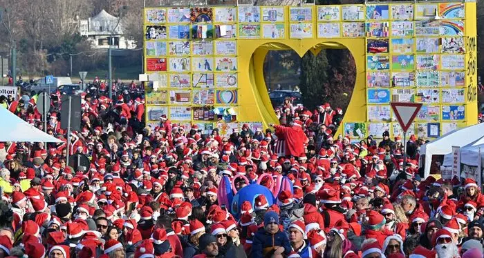 A Torino centinaia di Babbi Natale in piazza per i piccoli ricoverati dell’ospedale Regina Margherita\n