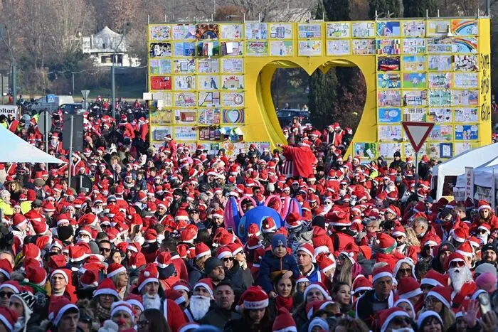 A Torino centinaia di Babbi Natale in piazza per i piccoli ricoverati dell’ospedale Regina Margherita\n