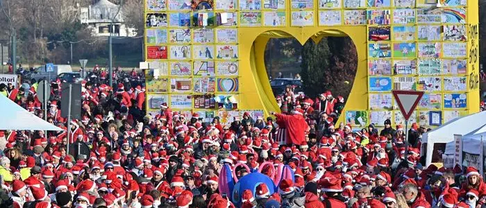 A Torino centinaia di Babbi Natale in piazza per i piccoli ricoverati dell’ospedale Regina Margherita\n
