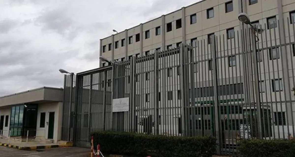 Detenuto aggredisce due poliziotti penitenziari nel carcere di Castrovillari mentre va a telefonare alla famiglia\n\n\n