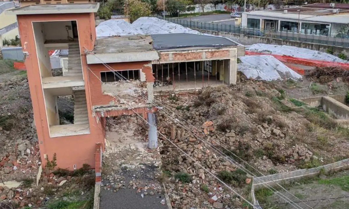 Scuola “Mameli” di\u00A0Amantea, tre anni e mezzo di stop e\u00A0il caso approda in Senato