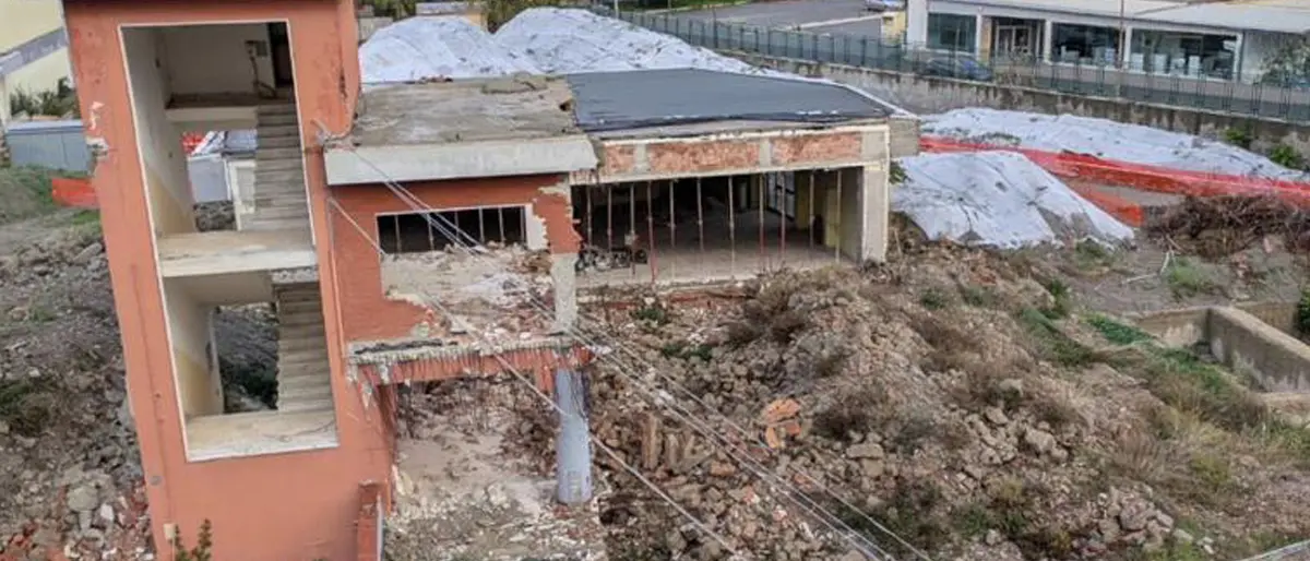 Scuola “Mameli” di\u00A0Amantea, tre anni e mezzo di stop e\u00A0il caso approda in Senato