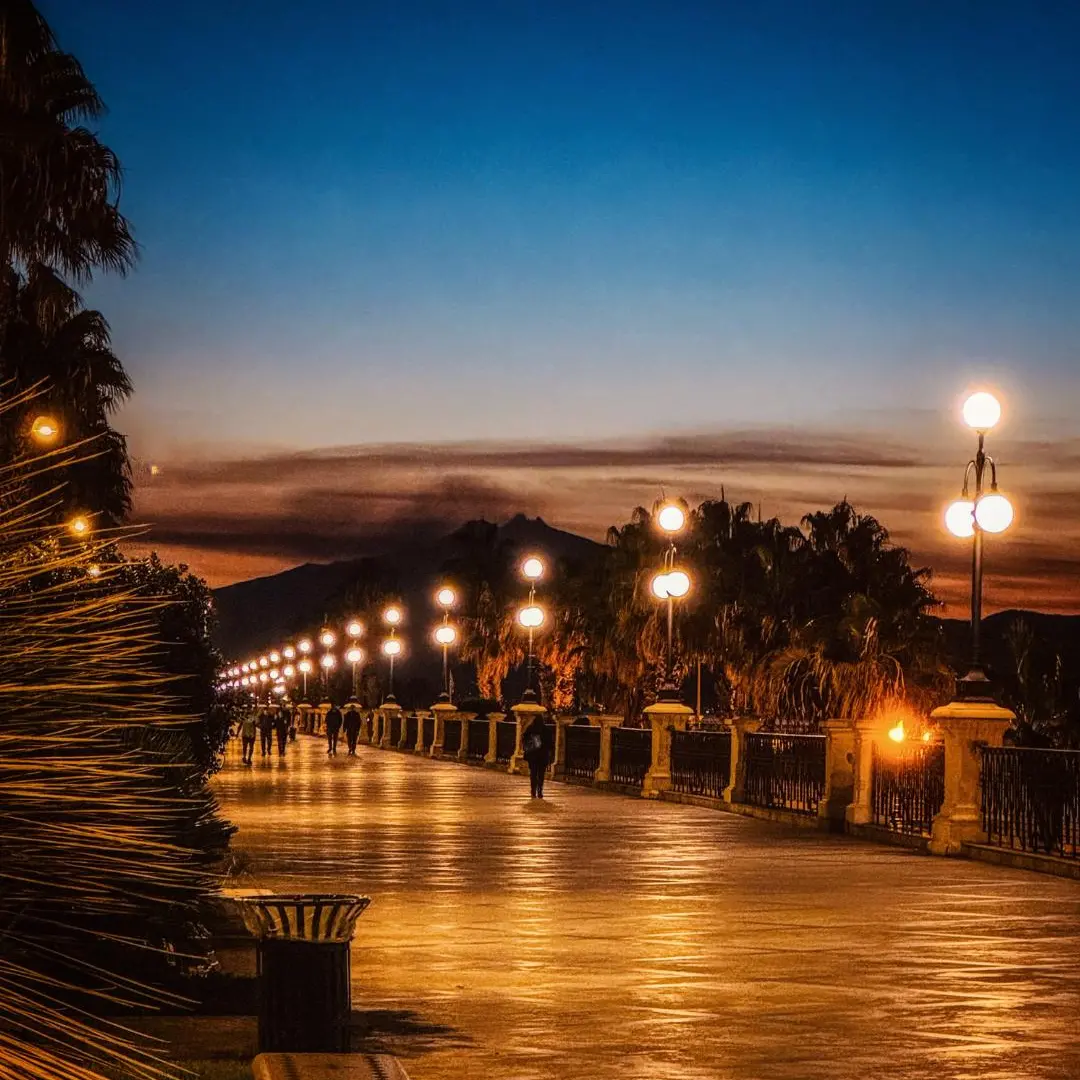 Tramonto sullo Stretto, carezza d’arancio e silenzio d’Etna\n
