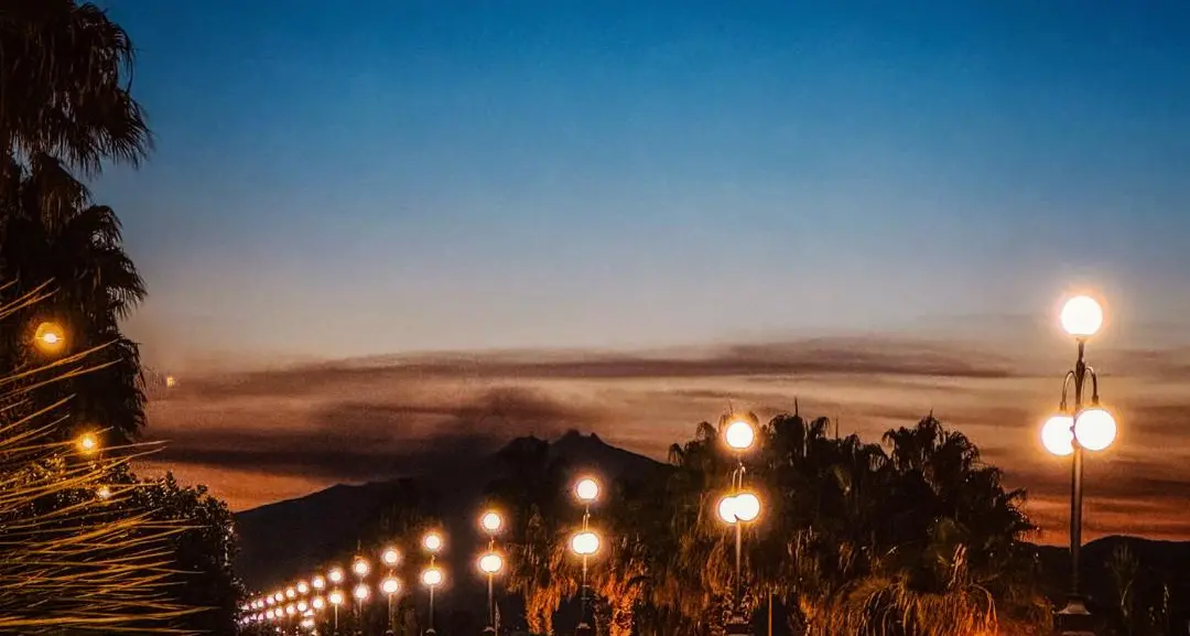 Tramonto sullo Stretto, carezza d’arancio e silenzio d’Etna\n