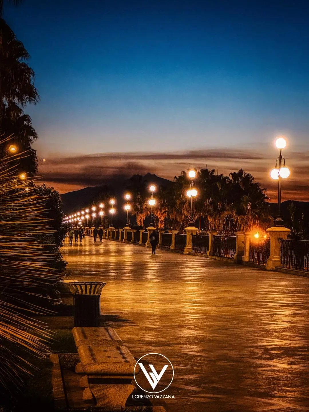 Tramonto sullo Stretto, carezza d’arancio e silenzio d’Etna\n