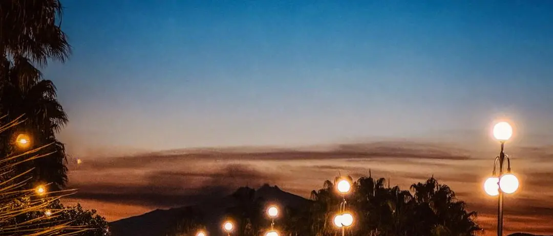 Tramonto sullo Stretto, carezza d’arancio e silenzio d’Etna\n