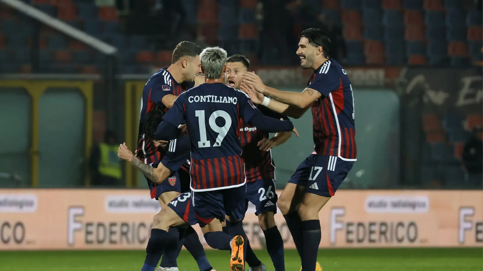 L\\'esultanza di Achour dopo il gol realizzato contro il Picerno (foto Ipa-Farina)