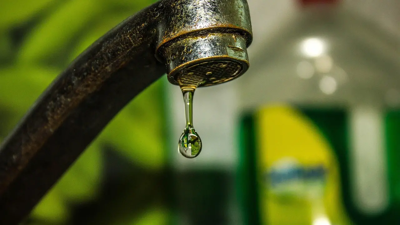 Il caos dell’acqua non potabile a Isola, società fallite e una valanga di debiti: «Solo il 10% dei cittadini paga la bolletta»\n