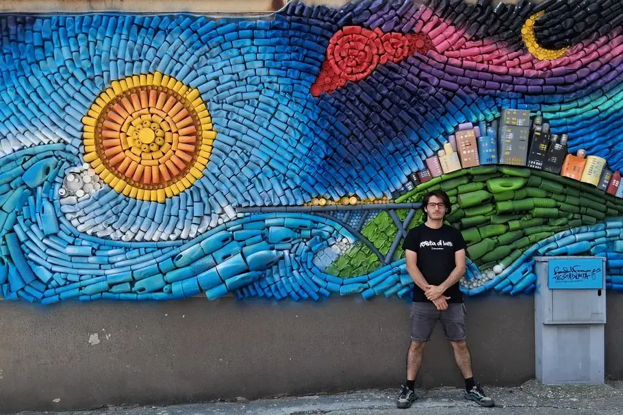 Da assistente di volo a “Testa di Latta”: così Rocco Del Franco reinventa l’arte in Calabria (e Spagna) tra lattine e mosaici\n