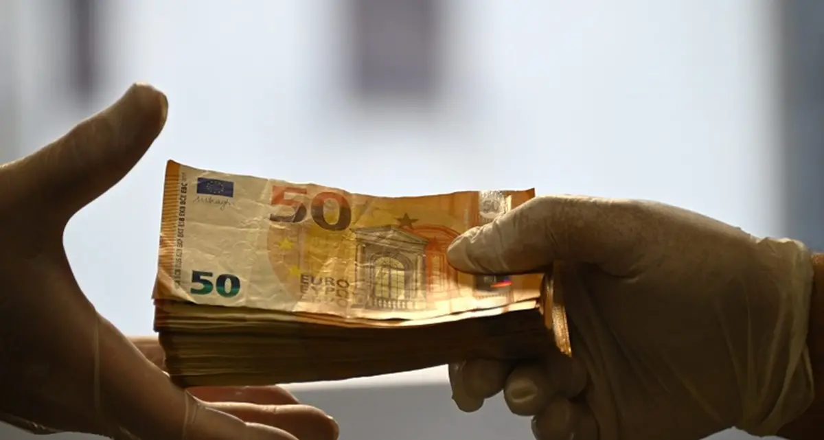 Pazienti in dialisi dirottati in\u00A0cliniche private, primario arrestato a Roma mentre intascava una mazzetta