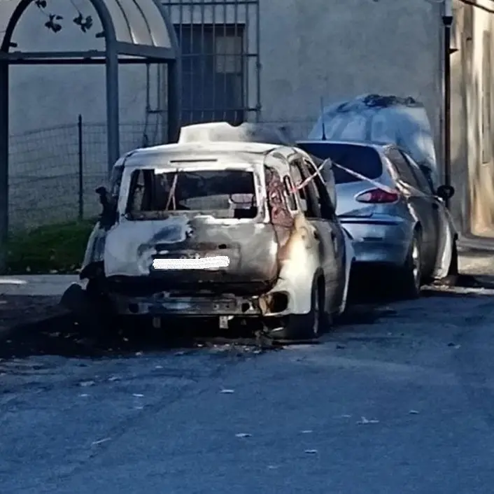 Santa Domenica Talao, nella notte un incendio ha distrutto\u00A0due auto\n