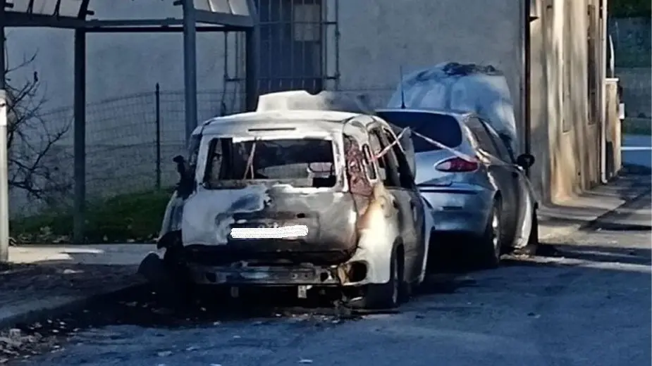 <p>Le auto distrutte dalle fiamme</p>\\n