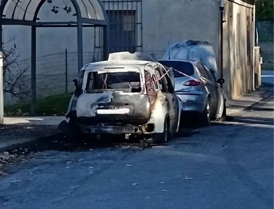 Santa Domenica Talao, nella notte un incendio ha distrutto\u00A0due auto\n