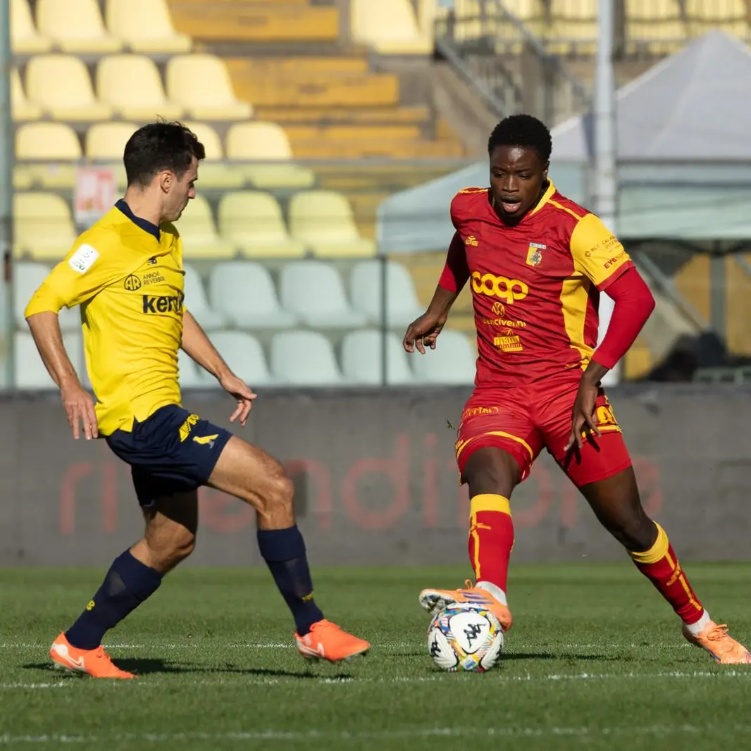 Il Catanzaro torna da Modena con 3 punti d’oro,\u00A0Antonini risponde a Mendes e poi Pittarello segna il gol vittoria: finale 1-2\n