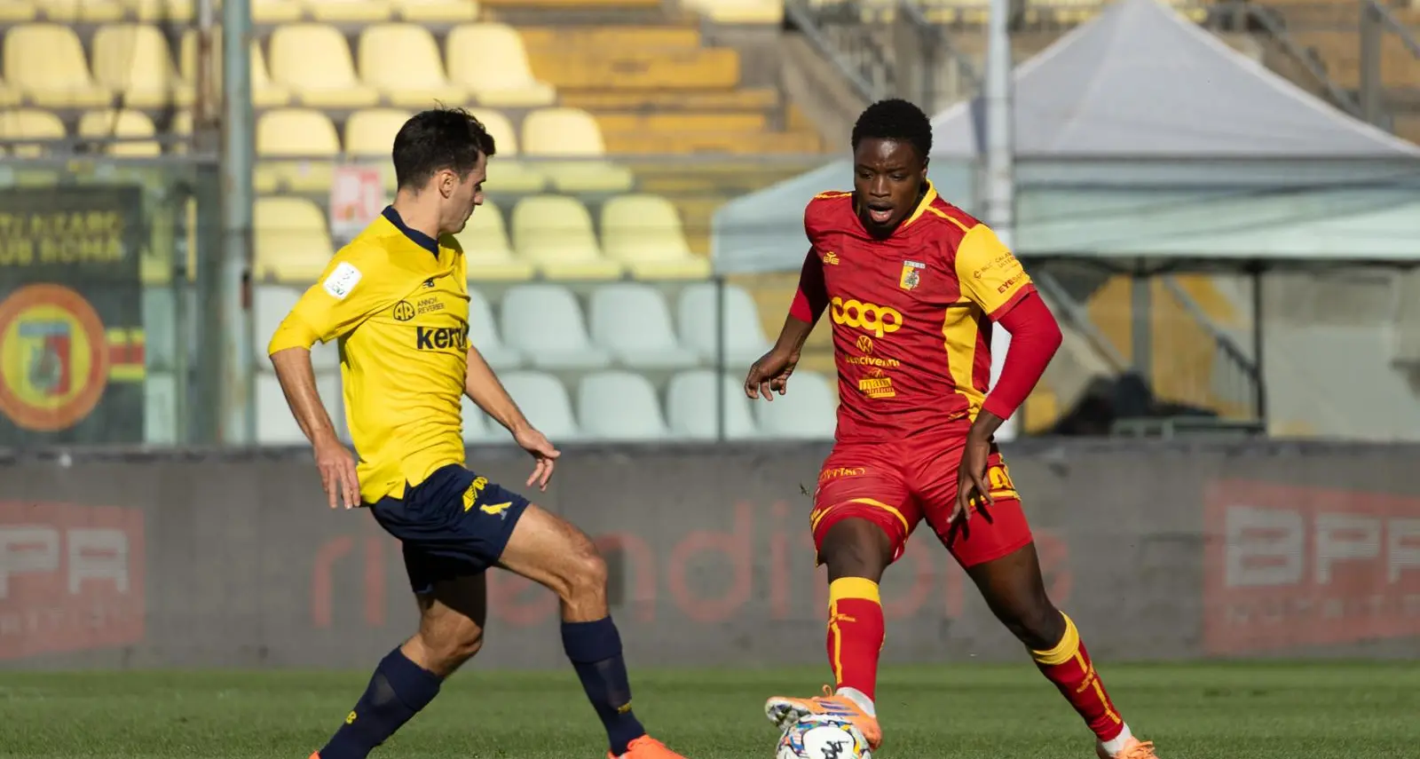 Il Catanzaro torna da Modena con 3 punti d’oro,\u00A0Antonini risponde a Mendes e poi Pittarello segna il gol vittoria: finale 1-2\n