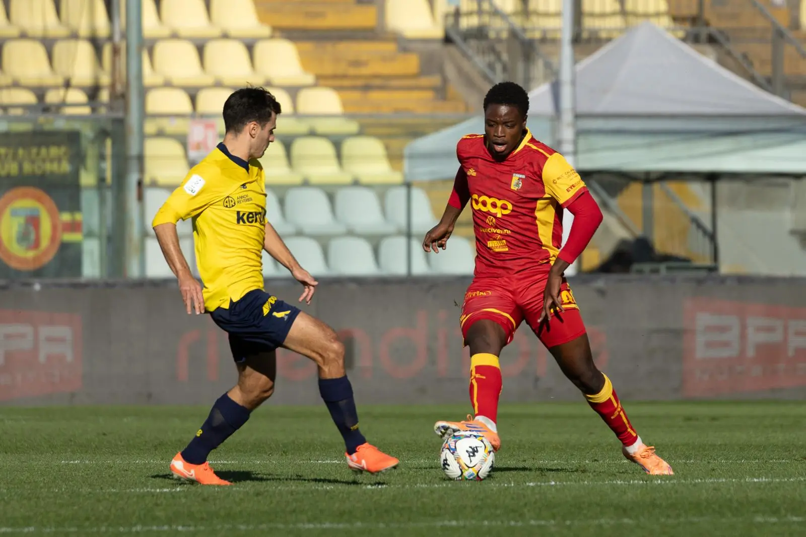 Il Catanzaro torna da Modena con 3 punti d’oro,\u00A0Antonini risponde a Mendes e poi Pittarello segna il gol vittoria: finale 1-2\n