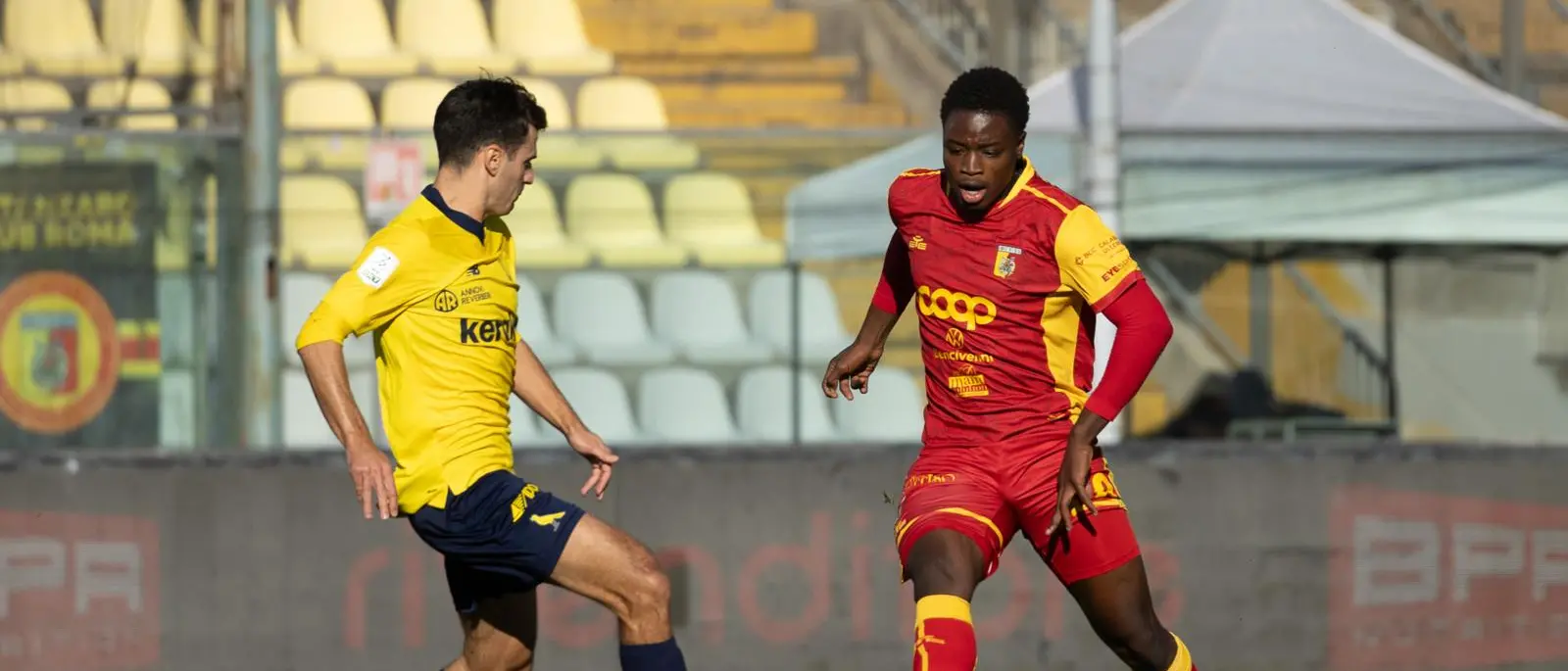 Il Catanzaro torna da Modena con 3 punti d’oro,\u00A0Antonini risponde a Mendes e poi Pittarello segna il gol vittoria: finale 1-2\n