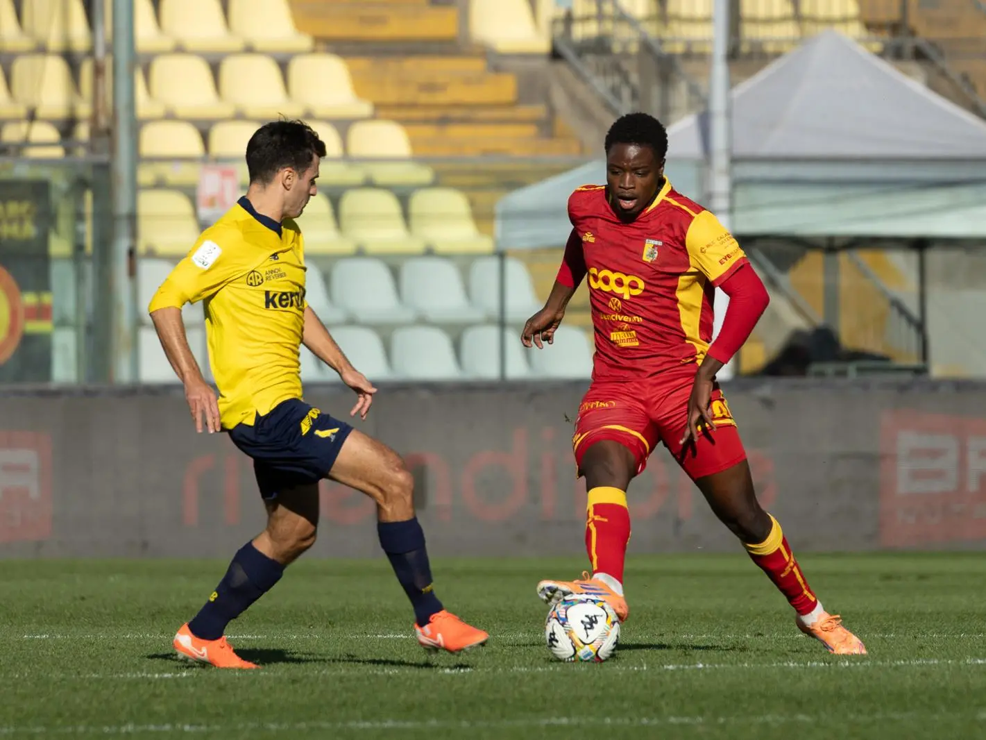 Il Catanzaro torna da Modena con 3 punti d’oro, Antonini risponde a Mendes e poi Pittarello segna il gol vittoria: finale 1-2