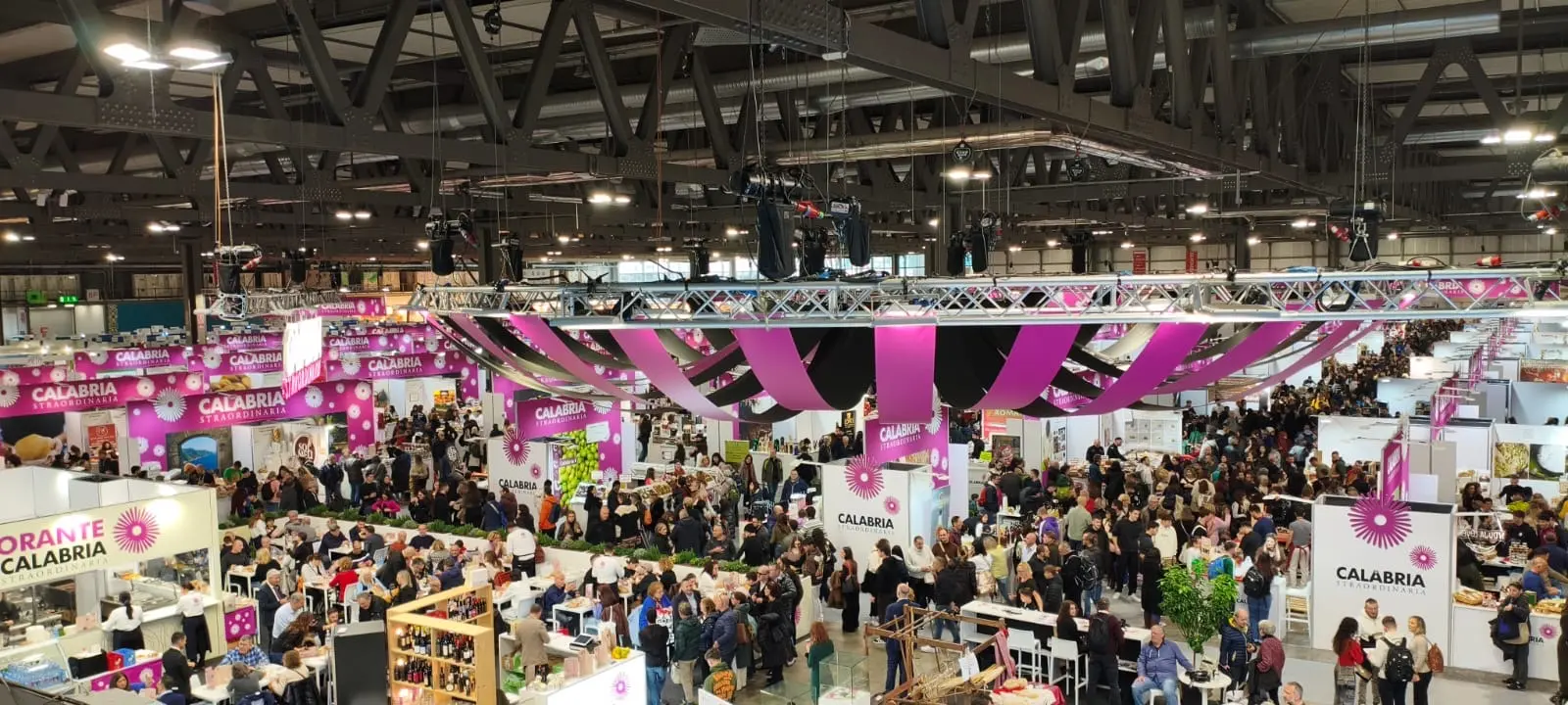 Milano, Artigiano in Fiera: la Calabria Straordinaria inaugura il suo ristorante regionale\n