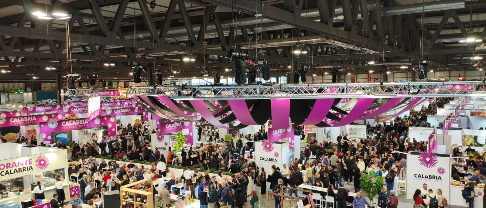 Milano, Artigiano in Fiera: la Calabria Straordinaria inaugura il suo ristorante regionale\n