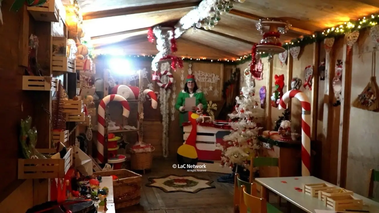 <p>Un elfo nella casetta di Babbo Natale</p>\\n