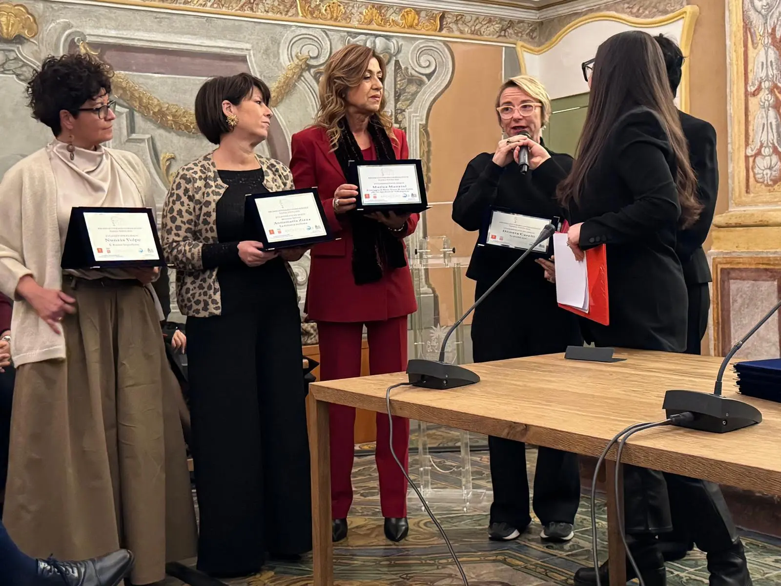 Lamezia, il procuratore Manzini sul podio al Premio Nadia Toffa 2025 con Il coraggio di rosa\n