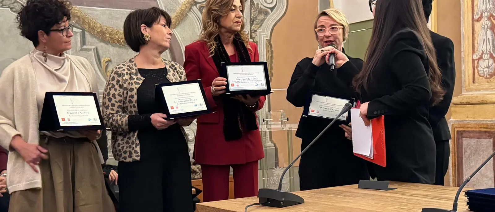 Lamezia, il procuratore Manzini sul podio al Premio Nadia Toffa 2025 con Il coraggio di rosa\n