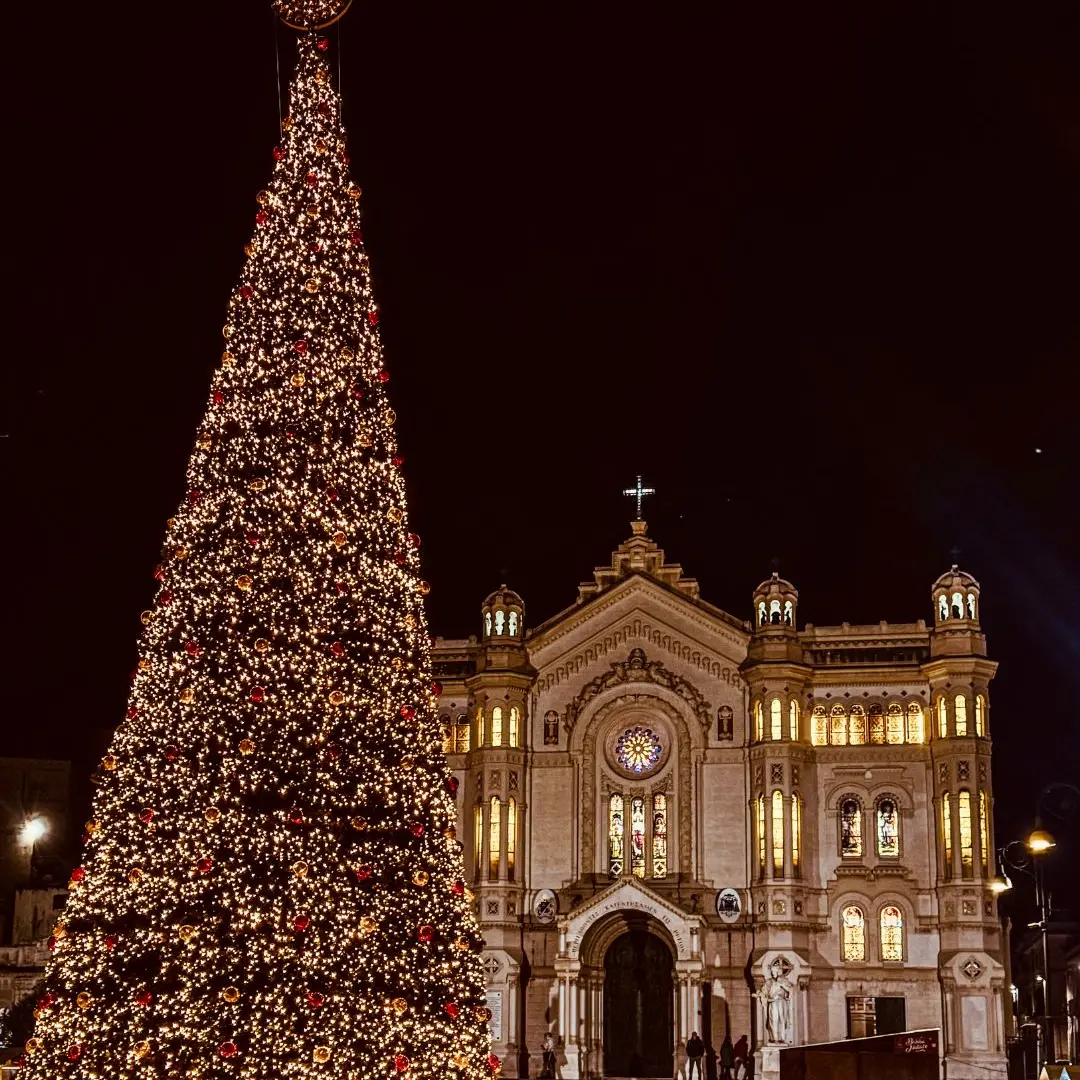 Un abbraccio di luci nel cuore di Reggio\n