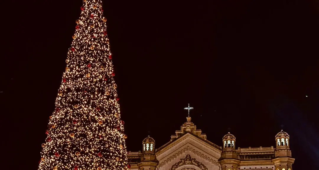 Un abbraccio di luci nel cuore di Reggio\n