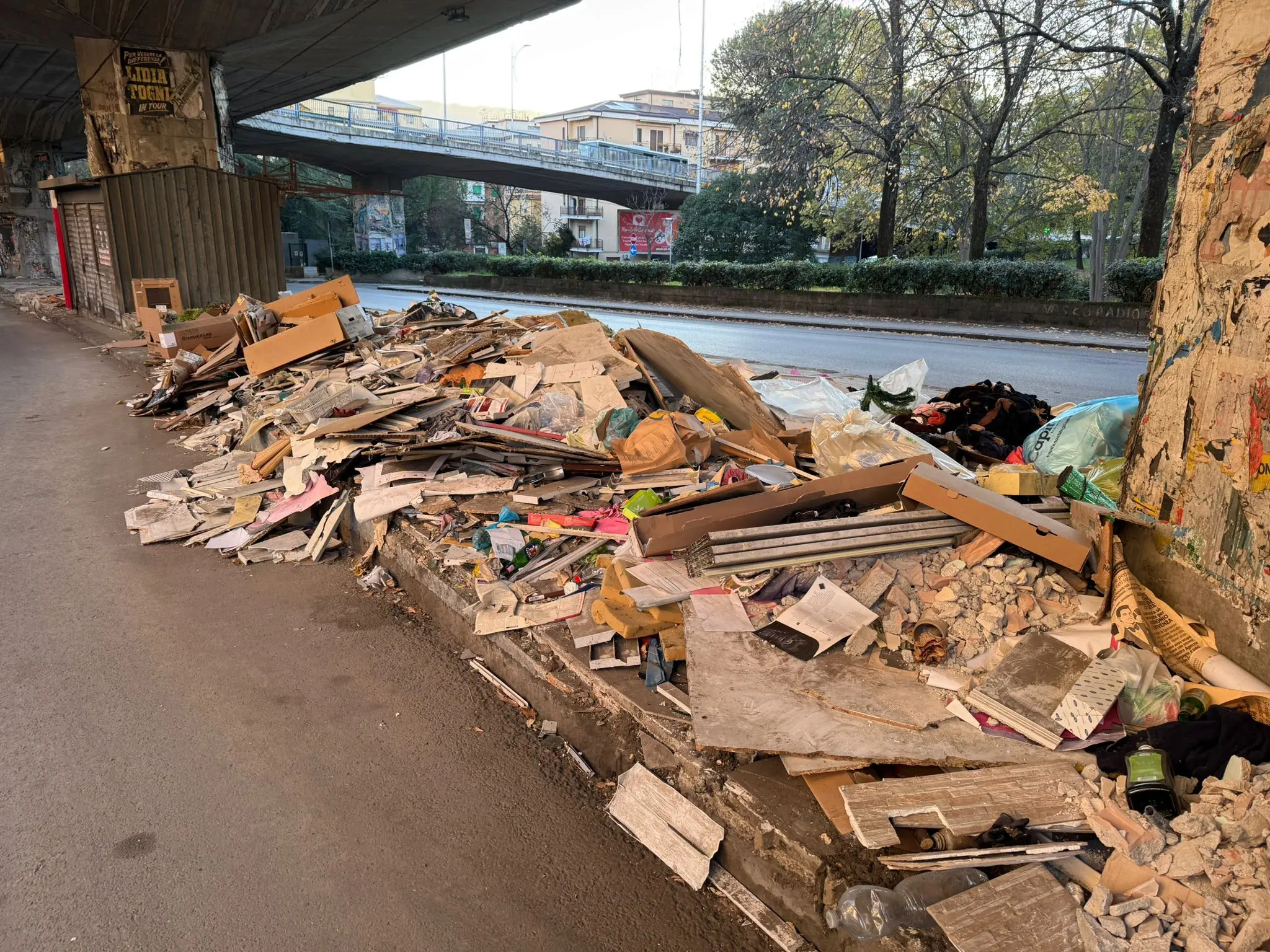 Cosenza, per Caruso c’è posta da via Panebianco: «Ancora detriti e rifiuti sotto la sopraelevata»