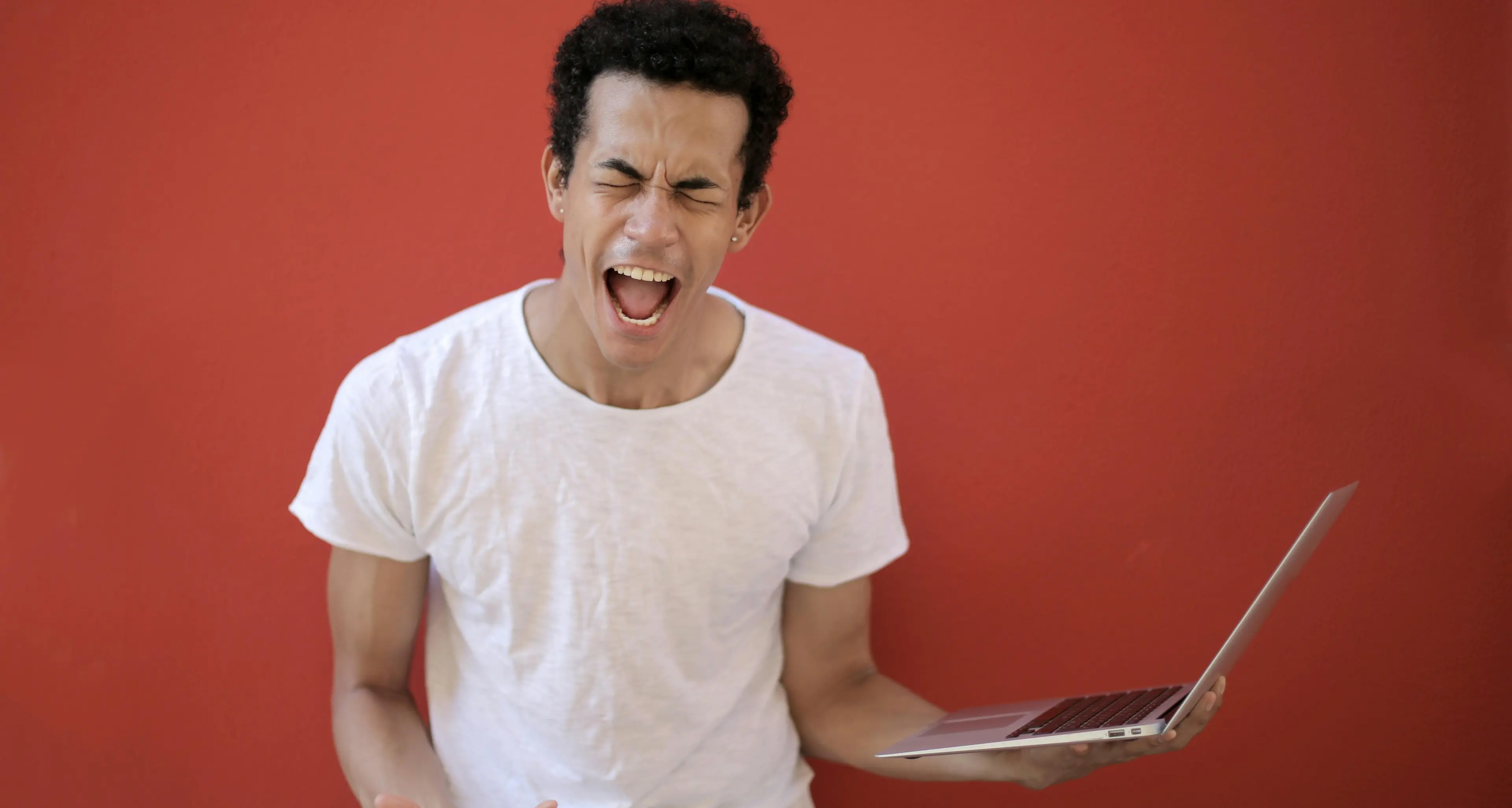 Quando la rete diventa una fabbrica di emozioni tossiche: il sistema che premia la rabbia e punisce la competenza\n