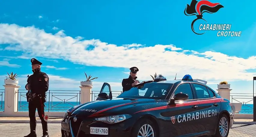 Estorsione da 300 euro al mese a un commerciante di Cirò Marina, divieto di dimora per il 22enne indagato\n