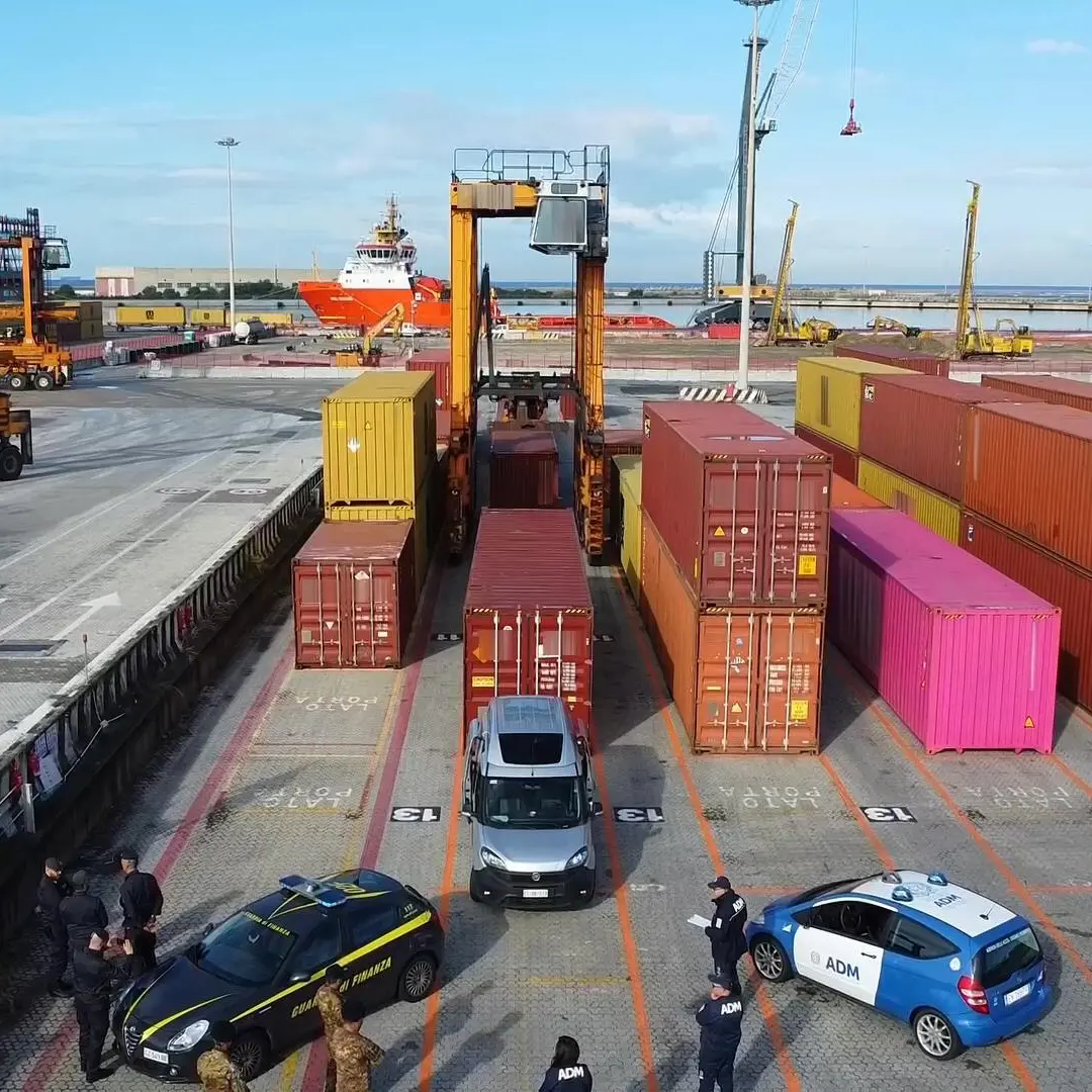 Traffico illegale di fuochi pirotecnici, più di 120 tonnellate sequestrate nel porto di Gioia negli ultimi due anni\n