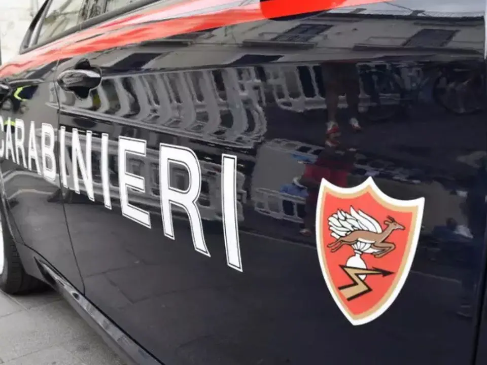 Ennesima intimidazione a Lamezia, tanica di benzina davanti a un negozio: è emergenza racket