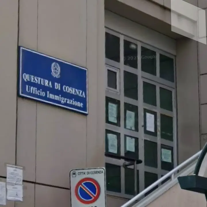 L’ufficio immigrazione della Questura di Cosenza al centro della polemica: «Rimandati di sei mesi documenti urgenti»