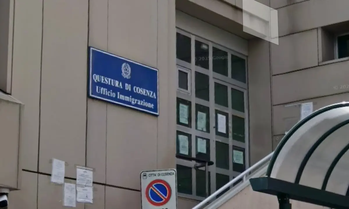 L’ufficio immigrazione della Questura di Cosenza al centro della polemica: «Rimandati di sei mesi documenti urgenti»