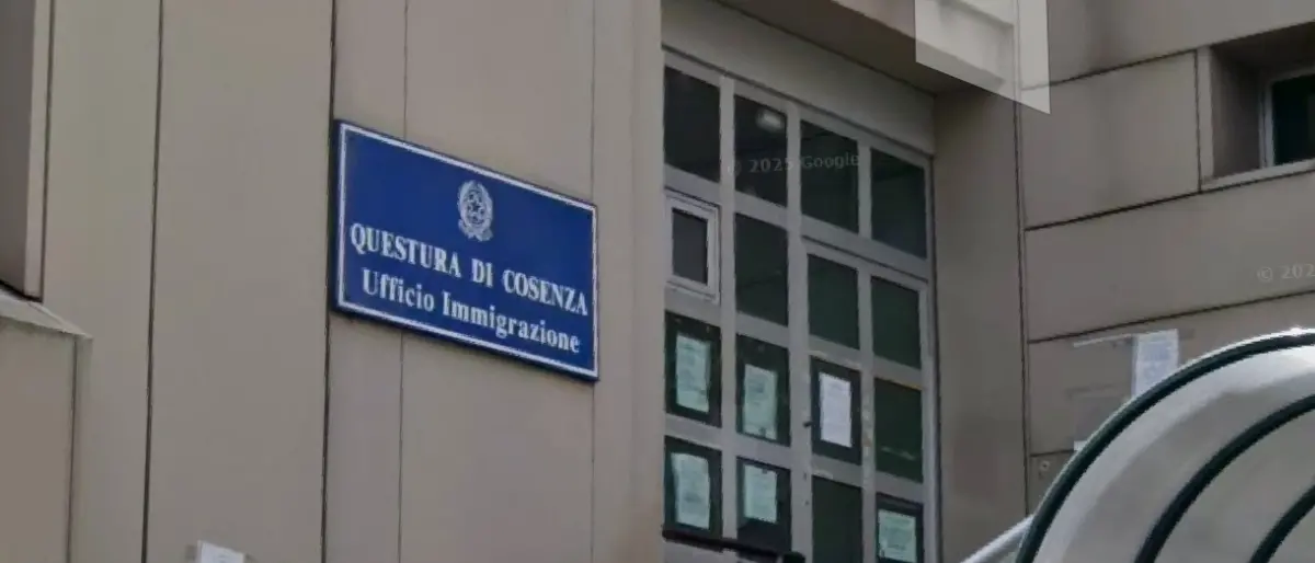 L’ufficio immigrazione della Questura di Cosenza al centro della polemica: «Rimandati di sei mesi documenti urgenti»