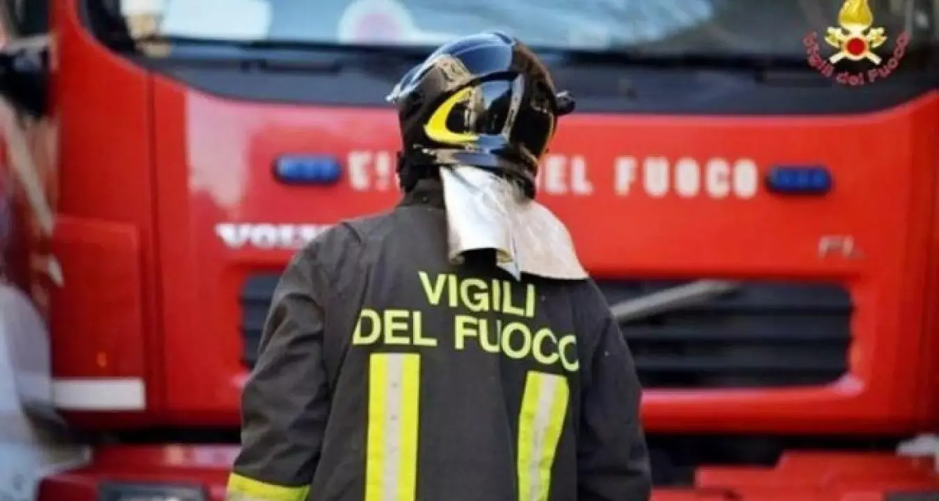Incendio in un’abitazione a Lamezia, quattro famiglie evacuate: la causa forse un cortocircuito\n