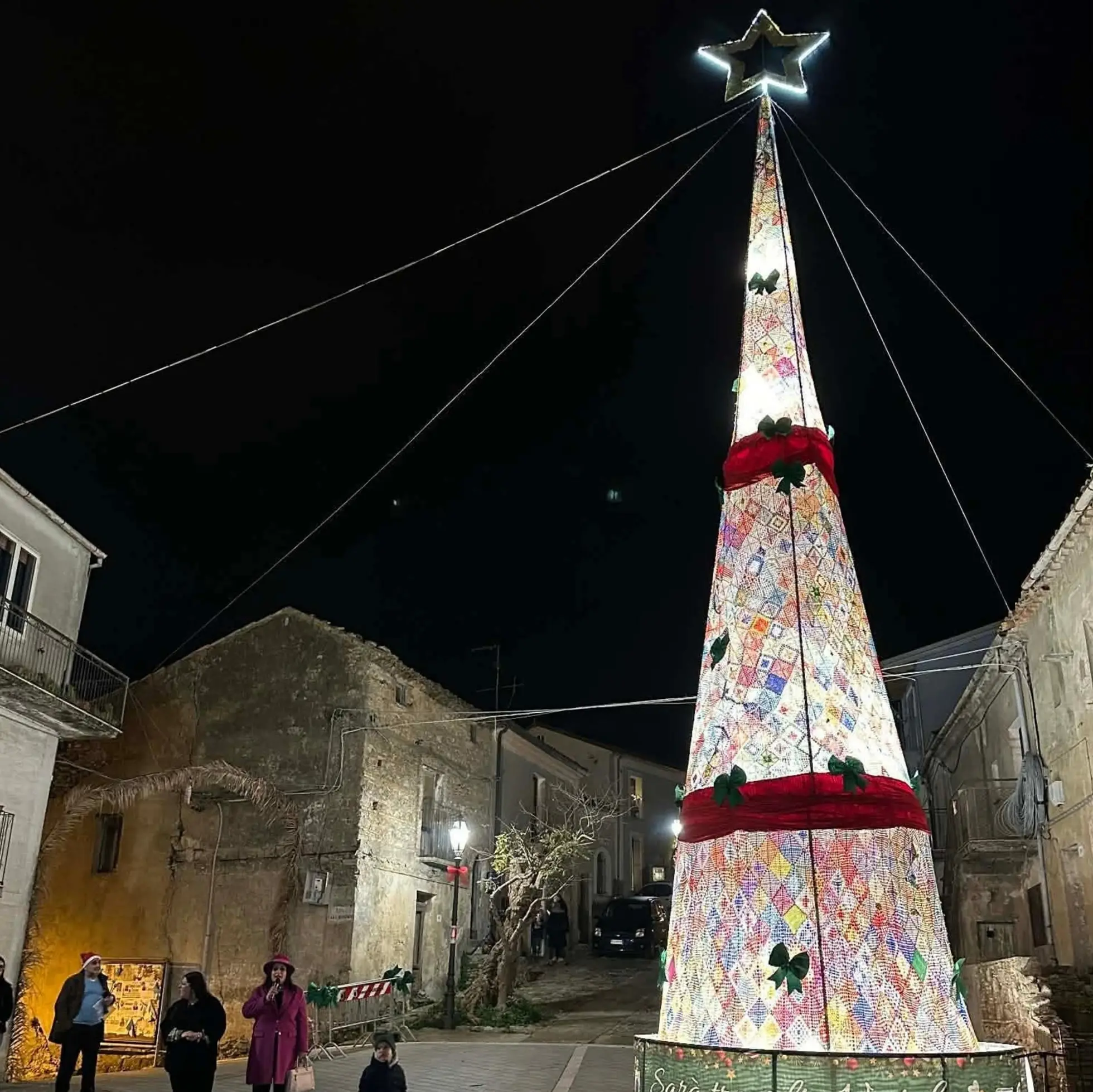 Un filo d'amore alto 17 Metri: a Girifalco torna il gigantesco e suggestivo albero di Natale all'uncinetto